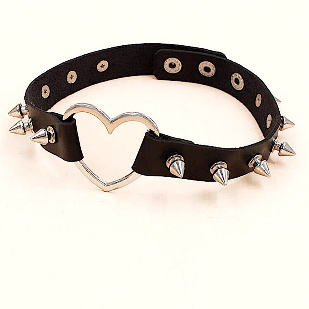 spiked heart grunge choker<3